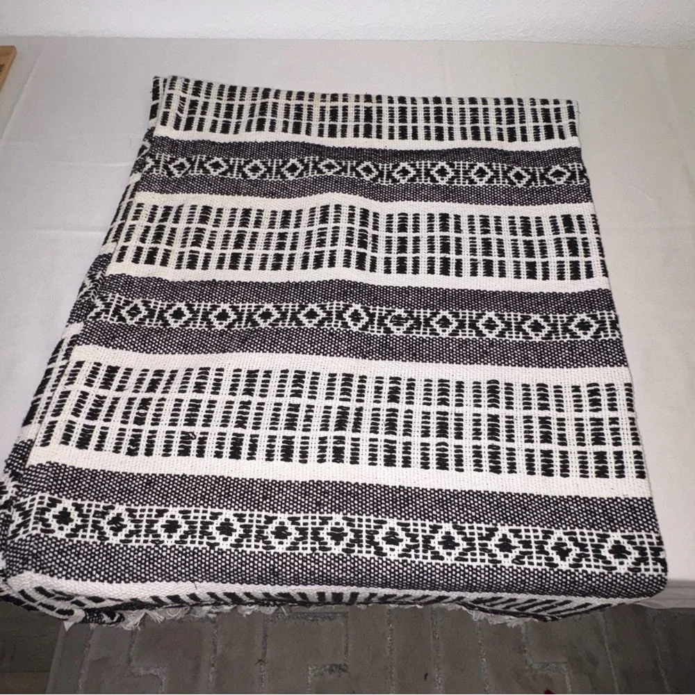 Black and White Patterned cotton throw‎ 60 x 50 inches long with fringe